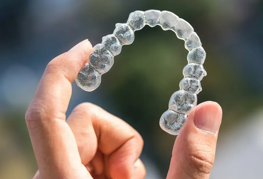 Kalvo-oikomishoidon läpinäkyvät oikomiskalvot, kuten Invisalign ja HeySmile, mahdollistavat hampaiden huomaamattoman oikomisen.